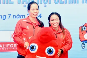 Phạm Thị Huệ (trái) sẽ tham gia Lễ khai mạc Olympic 2024 cùng Đoàn thể thao Việt Nam. Ảnh: LƯỢNG LƯỢNG