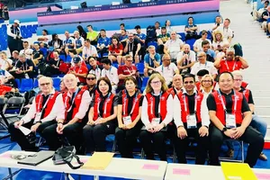 Trọng tài Kim Yến (hàng đầu, thứ 3 từ trái qua) đã bắt đầu công việc cùng tổ trọng tài bắn súng ở Olympic 2024. Ảnh: MINH MINH