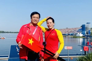 Phạm Thị Huệ được lãnh đạo Đoàn thể thao Việt Nam động viên khi thi đấu tại Olympic 2024. Ảnh: ĐOÀNTTVN