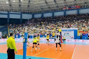 Đội tuyển bóng chuyền nữ Việt Nam (vàng) có chiến thắng nhẹ nhàng trước đội nữ Indonesia. Ảnh: MINH MINH