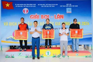 Ban tổ chức đã trao cờ cho các đơn vị dẫn đầu ở giải lần này. Ảnh: VASA