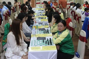 Bạch Ngọc Thùy Dương (phải) đã có ngôi vô địch cờ tiêu chuẩn nữ tại giải lần này. Ảnh: BTC