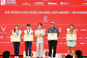 Hai golf thủ có ngôi vô địch quốc gia 2024. Ảnh: NHƯ Ý