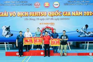 Ban tổ chức trao cờ cho các đơn vị có kết quả cao. Ảnh: GAPPLINGVN