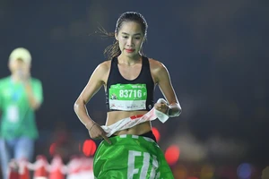 Bùi Thị Thu Hà có chiến thắng quan trọng ở cự ly bán marathon - 21km nữ. Ảnh: VPIM