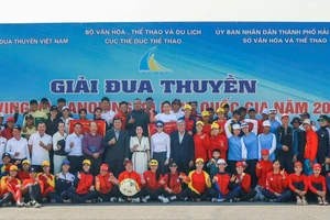 Các tay chèo thi đấu tại giải đua thuyền rowing, canoeing quốc gia 2024. Ảnh: DUATHUYENVN