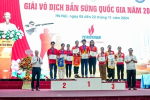 Các VĐV của nội dung bắn đĩa bay được trao thưởng tại giải bắn súng vô địch quốc gia 2024 trong lễ khai mạc ngày 15-11. Ảnh: BANSUNGVN