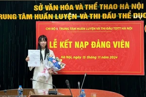 Tuyển thủ Dương Thúy Vi vinh dự được kết nạp Đảng. Ảnh: MINH MINH