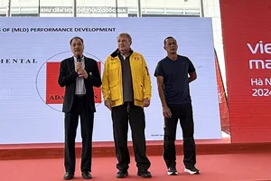 Chuyên gia Gunter Lange làm việc để có nhiều trao đổi trong công tác chuyên môn về điền kinh. Ảnh: MINH MINH