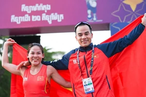 Thanh Phúc (trái) từng giành HCV đi bộ 20km nữ tại SEA Games 32 tổ chức ở Campuchia. Ảnh: ĐIENKINHVN