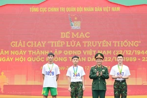 Ban tổ chức trao huy chương cho VĐV đạt thành tích cao tại nội dung nam. Ảnh: QDND