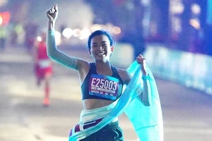 Nguyễn Thị Oanh đang giữ kỷ lục quốc gia cự ly 21km khi thi đấu giải bán marathon Việt Nam. Ảnh: VHM