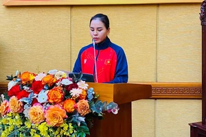 Xạ thủ Trịnh Thu Vinh tự hào khi được bầu chọn là VĐV tiêu biểu toàn quốc năm 2024. Ảnh: MINH MINH