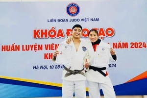 Hoàng Thị Tình (phải) đã vượt qua khóa đào tạo để có chứng nhận HLV judo quốc gia năm 2024. Ảnh: VĂN LỢI