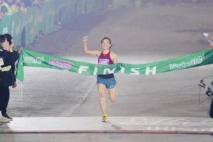 Nguyễn Thị Oanh về nhất cự ly bán marathon - 21km và xác lập kỷ lục quốc gia mới. Ảnh: VHM