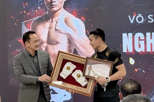 Võ sỹ Nghiêm Văn Ý đã nhận danh hiệu nam VĐV tiêu biểu nhất năm 2024 của MMA Việt Nam. Ảnh: MINH MINH