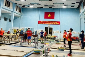 Đội cử tạ tập luyện tới sát thời điểm nghỉ Tết và các lực sỹ được yên tâm về đón năm mới ấm cúng bên người thân. Ảnh: MINH MINH