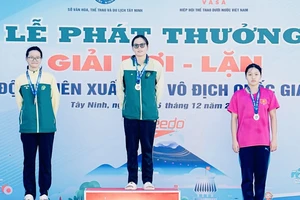 Khả Nhi (giữa) đang là 1 trong những gương mặt trẻ triển vọng của đội tuyển bơi Việt Nam được tập huấn năm 2025. Ảnh: TYR