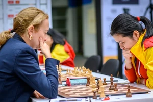 Thảo Nguyên (phải) có suất dự World Cup 2025 của cờ vua thế giới. Ảnh: FIDE