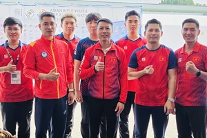 Hà Minh Thành (thứ 2 từ phải qua) cùng các HLV Trần Quốc Cường, HLV Lê Doãn Cường và đồng đội nỗ lực trong bài bắn 25m súng ngắn bắn nhanh ở Cúp châu Á 2025. Ảnh: MINH MINH