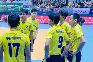 Cựu tuyển thủ quốc gia Nguyễn Văn Dữ (9) chính thức đảm nhiệm vai trò HLV trưởng đội nam Vĩnh Long. Ảnh: MINH MINH