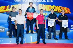 Các cơ thủ đạt thành tích đã được ban tổ chức trao chứng nhận. Ảnh: ĐOÀN TUẤN