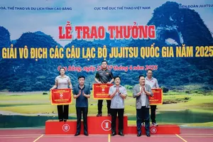 Ban tổ chức trao kết quả chung cuộc cho các đoàn tại giải năm nay. Ảnh: TRẦN VĂN