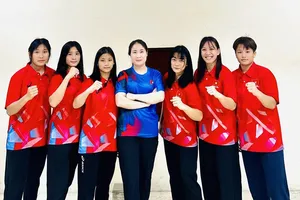HLV Nguyễn Thị Lụa (giữa) và các học trò vật nữ trẻ tham dự giải vô địch Đông Nam Á 2025 tại Singapore. Ảnh: LỤA NGUYỄN