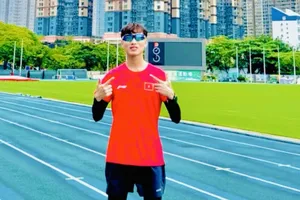 Lê Tiến Long giành thêm tấm HCV cự ly 5.000m nam tại giải đấu ở Hồng Công (Trung Quốc). Ảnh: L.T.LONG