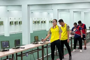 Xạ thủ Trịnh Thu Vinh không giành được tấm HCV cá nhân bài bắn 10m súng ngắn hơi nữ. Ảnh: MINH MINH