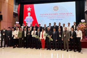 Ban chấp hành nhiệm kì 2 của Liên đoàn võ thuật tổng hợp Việt Nam ra mắt sau Đại hội đại biểu. Ảnh: MINH MINH