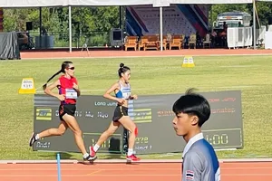 Hoàng Thị Ngọc Anh vượt qua đối thủ chủ nhà Thái Lan để về đích giành HCV nội dung 5.000m nữ. Ảnh: NGUYỄN ĐỨC