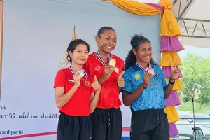 Tuyển thủ Lê Thị Tuyết Mai (trái) đã thi đấu tốt tại giải Thái Lan lần này. Ảnh: NGUYỄN ĐỨC
