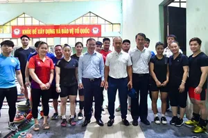 Lãnh đạo Cục TDTT Việt Nam gặp mặt kiểm tra nơi tập luyện đội tuyển cử tạ Việt Nam. Ảnh: LƯỢNG LƯỢNG
