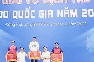 Các đơn vị được trao cờ lưu niệm với thành tích của mình từ ban tổ chức. Ảnh: JUDOVN