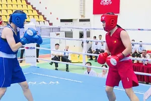 Huyền Trân (xanh) đã chiến thắng tại trận đấu để có tấm vé dự SEA Games 33-2025. Ảnh: MINH MINH
