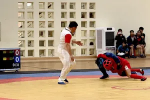 VĐV tranh tài quyết liệt tại giải vô địch Sambo quốc gia 2025. Ảnh: MINH MINH