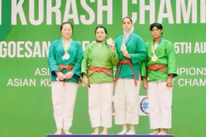 Võ sĩ Thanh Thủy (thứ 2 từ trái qua) giành thêm HCV cho kurash Việt Nam tại giải năm nay. Ảnh: TUẤN HỌC