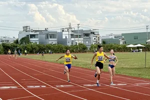 Các VĐV thi đấu chung kết tiếp sức 4x100m nữ tại giải. Ảnh: MINH MINH