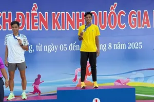 Duy Khanh đã giành HCV cho điền kinh TPHCM tại nội dung 110m rào nam. Ảnh: MINH MINH