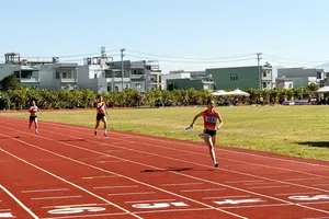 Đội Hà Nội đã về đích đầu tiên và phá kỷ lục quốc gia tiếp sức 4x200m nữ. Ảnh: MINH MINH