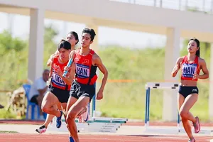Các VĐV thi đấu tiếp sức hỗn hợp trong ngày tranh tài 12-8. Ảnh: HOÀNG TÙNG
