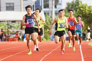 Các VĐV cạnh tranh quyết liệt tại chung kết 800m nam giải năm nay. Ảnh: KHÁNH KHÁNH
