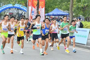 Các VĐV tham gia thi đấu để giành kết quả cao nhất tại giải Báo Hànộimới mở rộng. Ảnh: HNM