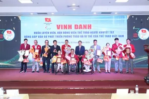 Các HLV, VĐV thể thao người khuyết tật Việt Nam tiêu biểu được vinh danh tại buổi lễ. Ảnh: LƯỢNG LƯỢNG