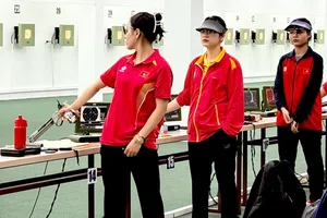 Trịnh Thu Vinh (ngoài cùng) không giành được HCV cá nhân 10m súng ngắn hơi nữ. Ảnh: MINH CHIẾN