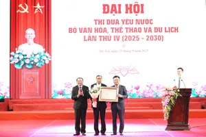 HLV Mai Đức Chung được nhận danh hiệu Anh Hùng Lao động. Ảnh: TRẦN HUẤN