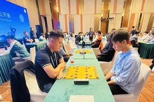 Kỳ thủ Lại Lý Huynh (trái) của đội tuyển cờ tướng Việt Nam. Ảnh: VXF