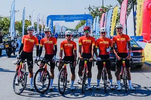 Đội tuyển xe đạp đường trường nam Việt Nam thi đấu giải quốc tế tại Trung Quốc vừa qua. Ảnh: VNCYCLING