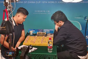 Lại Lý Huynh thi đấu trận chung kết cá nhân nam và giành chiến thắng trước Doãn Thăng. Ảnh: VXF